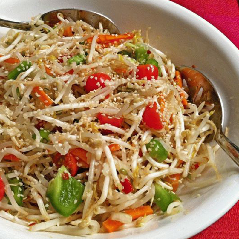 Салат с проростками и кунжутом Салат с проростками и кунжутом фото