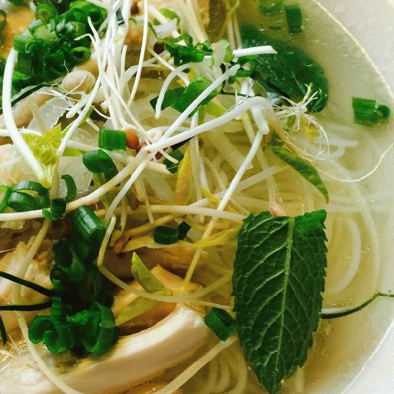 Прозрачный суп с проростками и зеленью фото